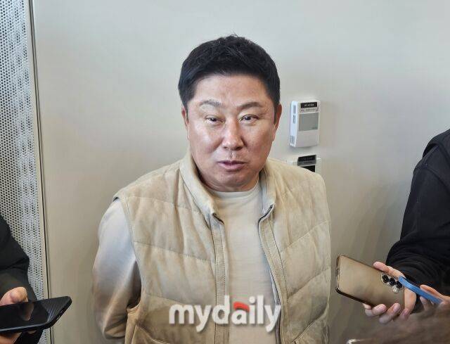 인천공항 출국장에서 인터뷰에 응한 김태형 감독./인천공항=심혜진 기자