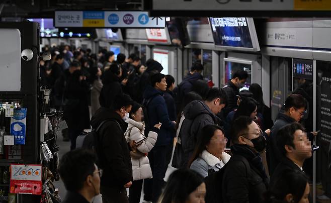 서울 중구 서울역에서 시민들이 열차를 기다리고 있다. 이상섭 기자