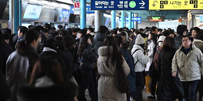서울 구로구 신도림역 지하철 1호선 승강장이 출근하는 시민들로 붐비고 있다. 임세준 기자