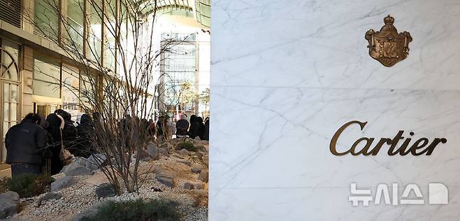 [서울=뉴시스] 최진석 기자 = 25일 서울 한 까르띠에(Cartier) 매장 앞에서 고객들이 줄지어 입장을 대기하고 있다. 스위스 리치몬트(Richemont) 그룹 산하 브랜드 까르띠에는 오는 27일 국내에서 아이웨어를 제외한 모든 제품군을 대상으로 제품 가격을 인상할 예정이다. 인상률은 6~9% 수준으로 예상된다. 2026.01.25. myjs@newsis.om
