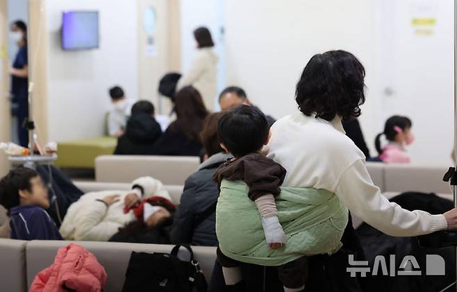 [서울=뉴시스] 권창회 기자 = 서울 성북구 우리아이들병원 진료실이 진료를 받기 위해 기다리는 어린이들로 붐비고 있다. (사진은 기사 내용과 관련이 없습니다.) 2025.11.19. kch0523@newsis.com