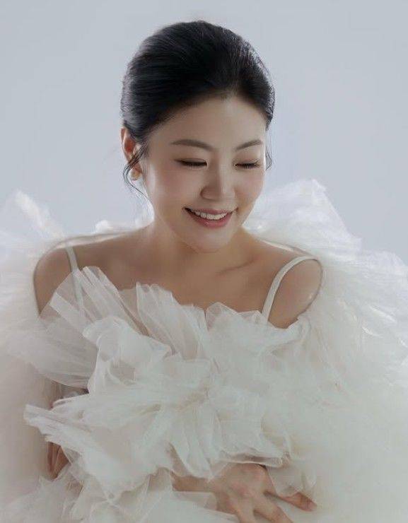 [뉴시스]나는 솔로 14기 옥순이 웨딩 드레스를 입고 찍은 사진을 공개했다. 옥순은 지난 25일 결혼식을 올렸다. (사진 = @ eunjious 인스타그램 캡처) *재판매 및 DB 금지