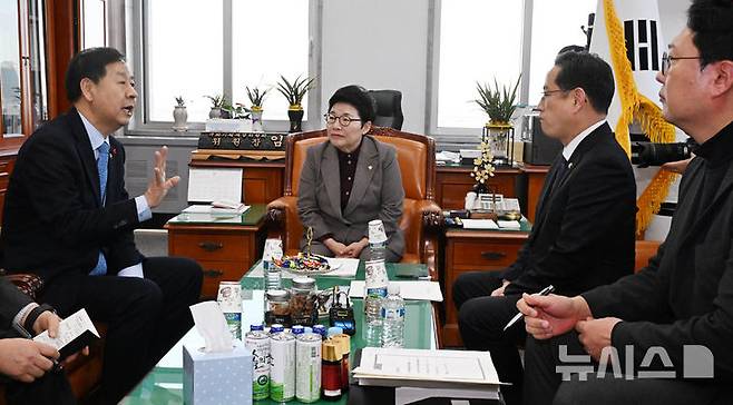 [서울=뉴시스] 김명년 기자 = 임이자 국회 재정경제기획위원장과 구윤철 경제부총리 겸 재정경제부 장관이 27일 서울 여의도 국회에서 도널드 트럼프 미국 대통령의 관세 인상 언급과 관련해 면담하고 있다. (공동취재) 2026.01.27. photo@newsis.com