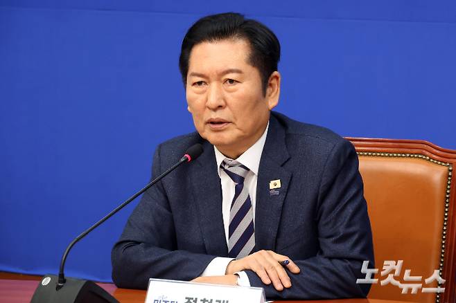 더불어민주당 정청래 대표가 지난 21일 서울 여의도 국회를 찾은 홍익표 신임 대통령실 정무수석을 만나며 인사말을 하는 모습. 윤창원 기자