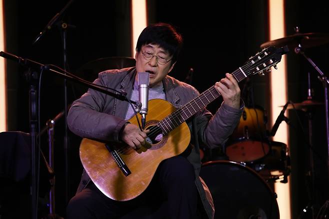 싱어송라이터 김창완이 27일 오후 서울 종로구 복합문화공간 에무 팡타개러지에서 신곡 '세븐티'와 '사랑해' 발매 기념 기자간담회를 열었다. 연합뉴스