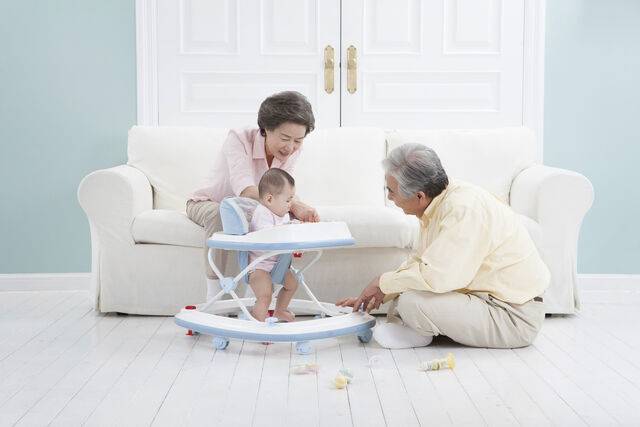 할머니의 경우 손주 돌봄 경험이 인지 기능 저하 속도를 늦추는 효과가 있었다. 클립아트코리아