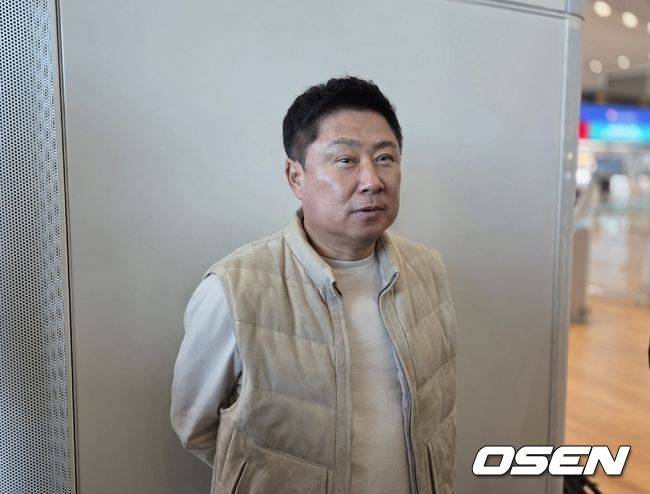 [OSEN=인천공항, 한용섭 기자]&nbsp;프로야구 롯데 자이언츠 김태형 롯데 감독은 27일 대만 스프링캠프 출국에 앞서 취재진과 인터뷰를 하고 있다./orange@osen.co.kr