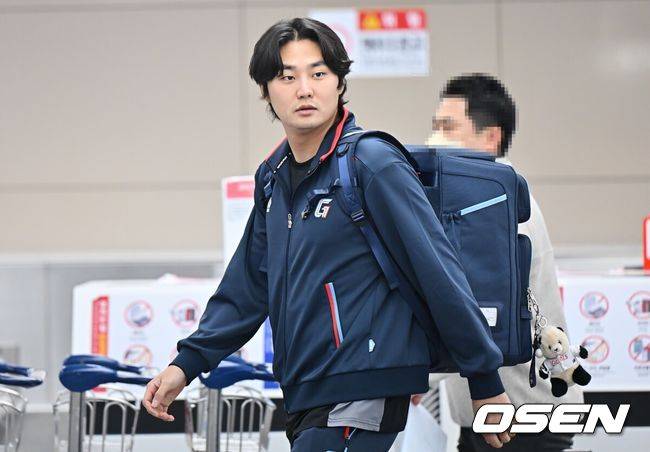 [OSEN=부산, 이석우 기자] 롯데 자이언츠 선수단이 25일 김해공항을 통해 전지훈련지인 대만 타이난으로 출국했다.김태형 감독 등&nbsp;코치진과 투수&nbsp;20명,&nbsp;포수&nbsp;5명,&nbsp;내야수&nbsp;9명,&nbsp;외야수&nbsp;7명 등 총&nbsp;41명의 선수단이 1월 20일까지 1차 캠프에서 체력 강화와 기술 훈련을 치른 뒤 21일부터 3월 5일까지 일본 미야자키로 옮겨 2차 캠프에서 구춘리그에 참가해 실전 감각을 점검한다. 롯데 자이언츠 정철원이 출국하고 있다. 2026.01.25 / foto0307@osen.co.kr