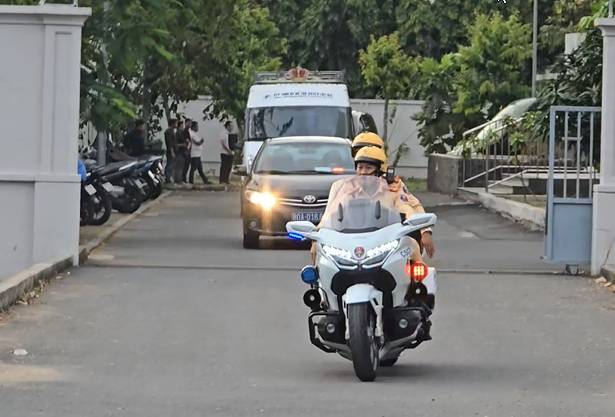 ▲26일(현지시간) 오후 베트남 호찌민시 법의학센터에서 이해찬 민주평화통일자문회의 수석부의장의 시신을 실은 장례차(흰색) 등 차량 행렬이 경찰 오토바이들의 호위 속에 떤선녓 국제공항으로 향하고 있다. ⓒ연합뉴스