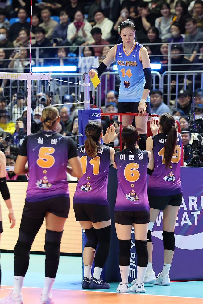 지난 25일 강원 춘천시 호반체육관에서 열린 진에어 2025~2026 V-리그 올스타전에서 K-스타 양효진이 심판을 보며 V-스타 선수들에게 항의를 받고 있다. 뉴시스