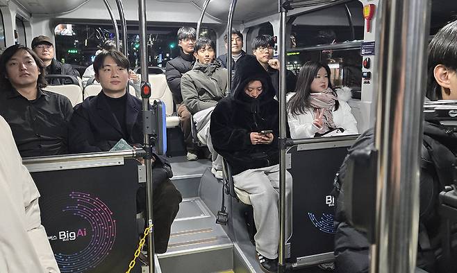 26일 부산에서 심야시간대 처음 승객을 태우고 운행하는 자율주행버스에 탄 승객들.