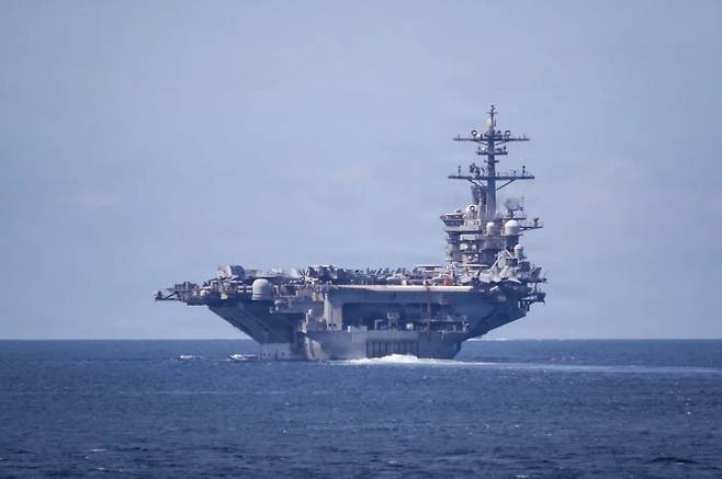 이란과의 긴장이 고조되는 가운데 미 해군 항공모함 USS 에이브러햄 링컨함(CVN-72)이 미 중부사령부(CENTCOM) 책임 구역에 배치돼 항해하고 있다. 군사 전문가들은 이번 항모 전단 투입이 즉각적인 공습보다는 군사적 선택지를 넓히는 조치로 보고 있다. 미 해군 제공