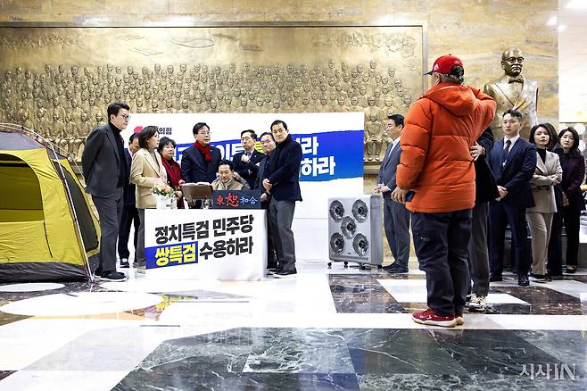 1월21일 서울 여의도 국회 로텐더홀에 마련된 장동혁 국민의힘 대표의 단식 농성장 앞에서 한 지지자가 그를 향해 경례를 하고 있다. ⓒ시사IN 박미소