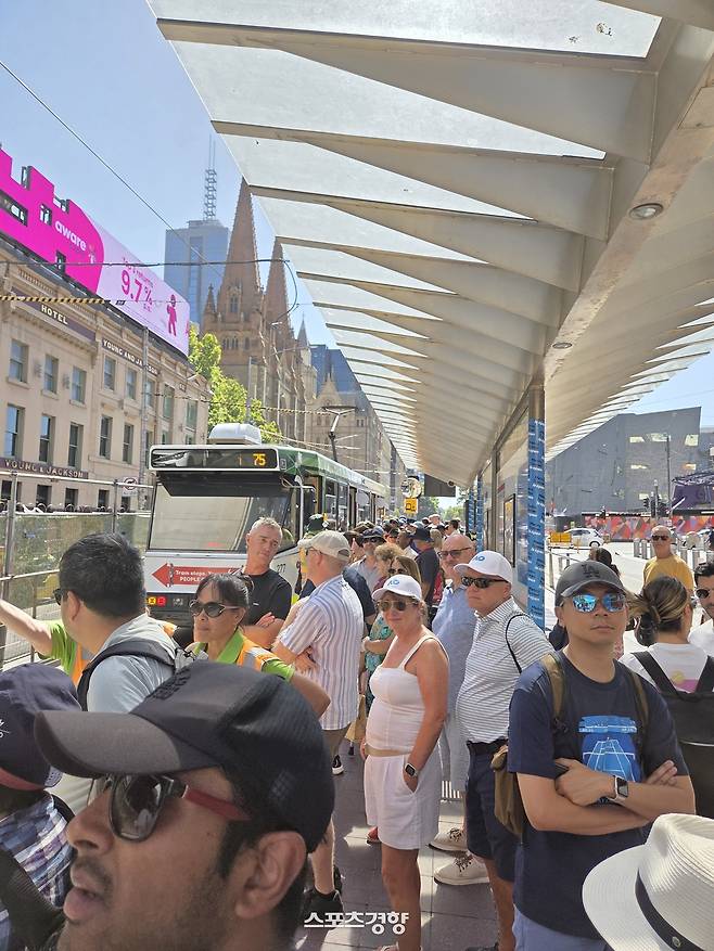 멜버른 시티에서 트램을 타고 10분이면 경기장에 도착할 수 있다. 멜버른|박준용