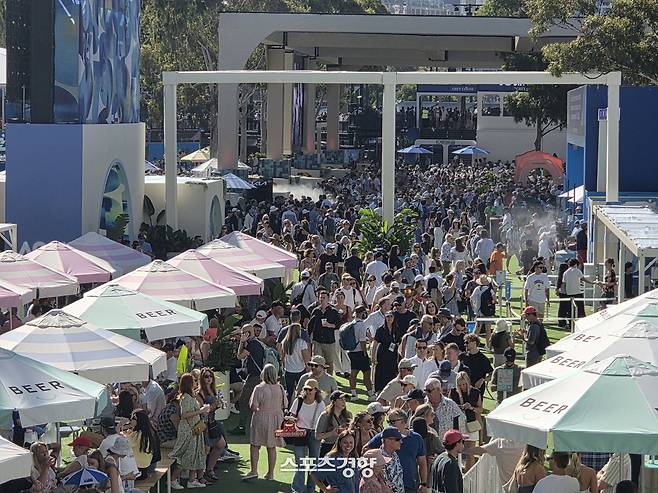 많은 사람들로 붐비는 멜버른 파크. 멜버른|박준용