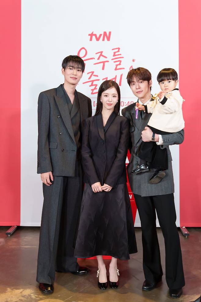 (왼쪽부터) 박서함, 노정의, 배인혁, 박유호가 27일 온라인으로 진행된 tvN 새 수목드라마 ‘우주를 줄게’ 제작발표회에서 포즈를 취하고 있다. CJ ENM 제공