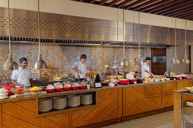 라이브 쿠킹 스테이션이 마련된 메인 레스토랑 더 엣지. 사진제공|팜투어