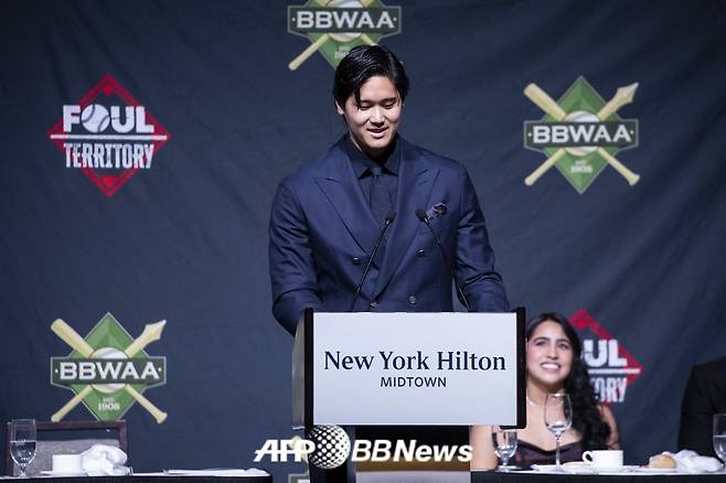 LA 다저스 오타니 쇼헤이가 25일(한국 시각) 미국 뉴욕에서 열린 전미야구기자협회(BBWAA) 뉴욕 지부가 주최하는 시상식 저녁 만찬에 참석, 영어로 소감을 밝히고 있다. /AFPBBNews=뉴스1