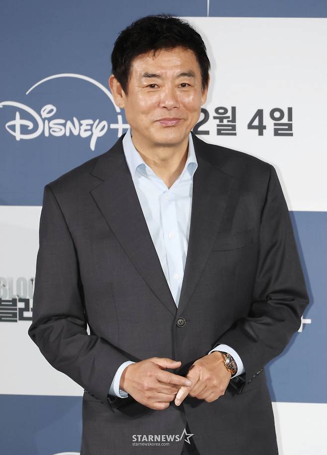 배우 성동일이 27일 오전 서울 CGV용산아이파크몰에서 진행된 디즈니+ 오리지널 시리즈 '블러디 플라워' 제작발표회에 참석해 포즈를 취하고 있다.  모든 불치병을 치료할 수 있는 능력을 가진 연쇄살인범을 둘러싼 사람들의 이야기를 그린 미스터리 스릴러 '블러디 플라워'는 내달 4일 공개된다. /2026.01.27 /사진=이동훈 photoguy@