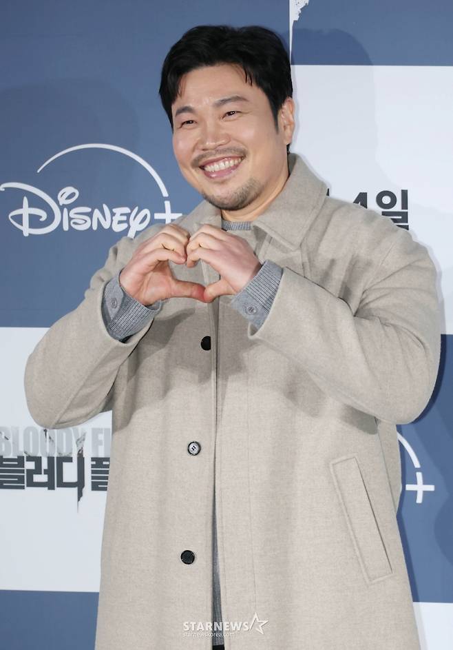 배우 신승환이 27일 오전 서울 CGV용산아이파크몰에서 진행된 디즈니+ 오리지널 시리즈 '블러디 플라워' 제작발표회에 참석해 포즈를 취하고 있다.  모든 불치병을 치료할 수 있는 능력을 가진 연쇄살인범을 둘러싼 사람들의 이야기를 그린 미스터리 스릴러 '블러디 플라워'는 내달 4일 공개된다. /2026.01.27 /사진=이동훈 photoguy@