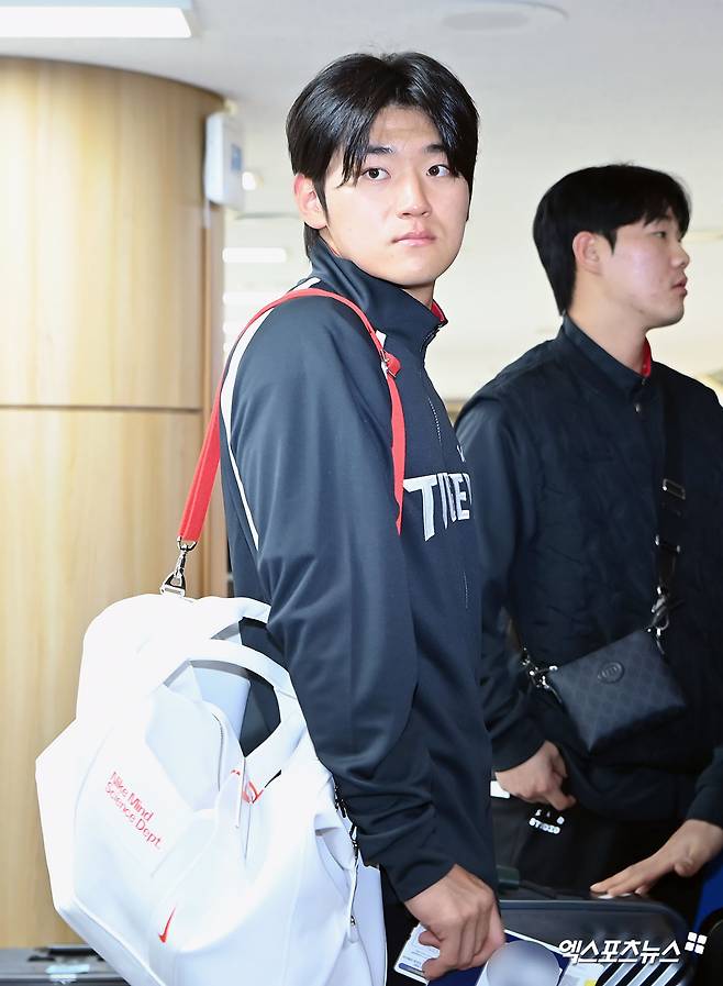 KIA 타이거즈가 23일 오후 일본 아마미오시마에서 진행되는 스프링캠프를 위해 김포국제공항을 통해 일본으로 출국했다.  김도영이 출국 준비를 하고 있다. 엑스포츠뉴스 DB