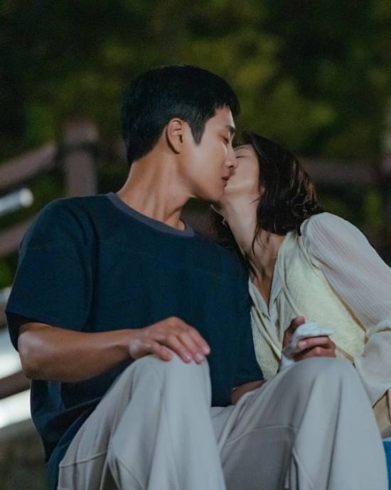 이주빈, 안보현에 기습 볼뽀뽀 (스프링 피버)