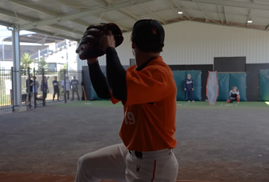 한화 이글스 아시아쿼터 투수 왕옌청이 스프링캠프에서 첫 불펜 피칭을 소화했다. 이날 불펜 피칭을 마친 왕옌청은 '컨디션은 너무 좋고, 몸도 잘 적응하고 있다. 가장 신경 쓴 건 어깨 컨디션이었다. 70~80구 정도 던졌을 때도 타자를 상대로 강한 공을 던질 수 있는지를 봤고, 투구폼을 얼마나 일관되게 유지하며 던지는지도 신경 썼다'며 "'점수를 매기자면 60점이다. 아직 훨씬 더 잘할 수 있기 때문'이라고 자신의 투구를 총평했다. 한화 이글스 유튜브 채널 캡처