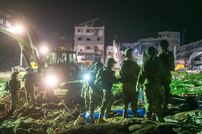 가자지구서 인질 그빌리 시신 수색하는 이스라엘군 [이스라엘군 제공. 재판매 및 DB 금지]