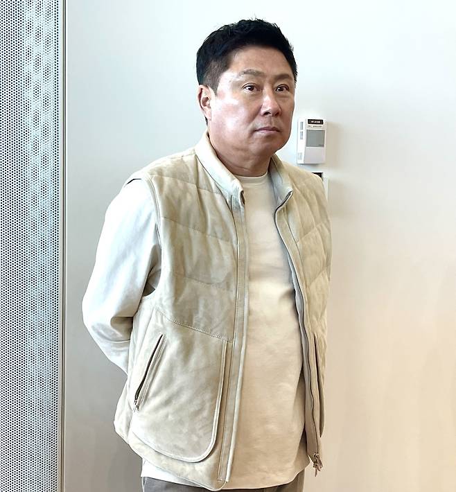 출국에 앞서서 취재진과 대화하는 롯데 김태형 감독 [촬영 이대호]