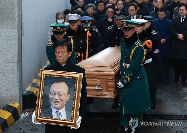 서울대병원 장례식장 안치되는 고 이해찬 전 총리 (서울=연합뉴스) 류영석 기자 = 이해찬 전 국무총리의 시신과 영정이 27일 서울 종로구 서울대학교병원 장례식장에 도착해 운구되고 있다. 2026.1.27 [공동취재] ondol@yna.co.kr