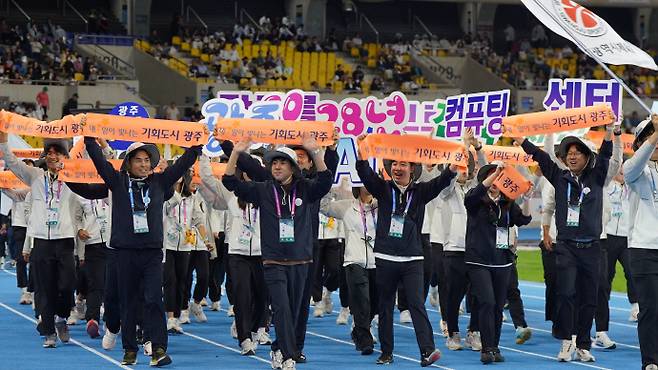 전남광주특별시 출범이 가시화 되면서 시·도체육회와 장애인체육회의 통합도 불가피할 전망이다. 사진은 지난해 열린 제106회 전국체육대회에서 광주선수단이 입장 하고 있는 모습. /광주시체육회 제공
