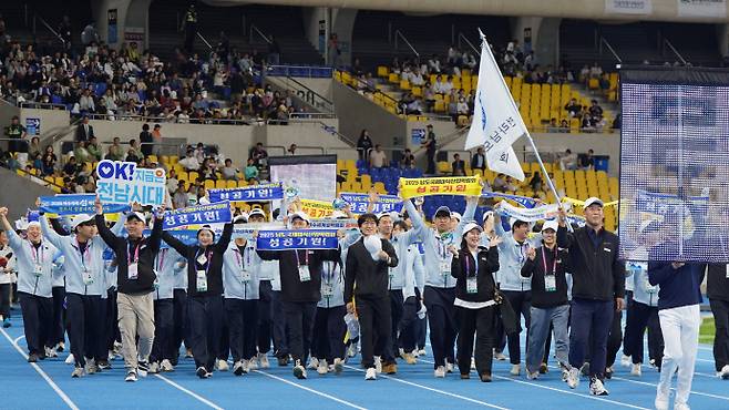 전남광주특별시 출범이 가시화 되면서 시·도체육회와 장애인체육회의 통합도 불가피할 전망이다. 사진은 지난해 열린 제106회 전국체육대회에서 전남선수단이 입장 모습. /전남도체육회 제공
