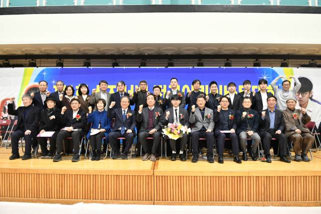 ‘제1회 신진서배 전국 어린이 바둑대회' 개회식에 참석한 내빈들이 단체 기념사진을 찍고 있다. 한국기원 제공