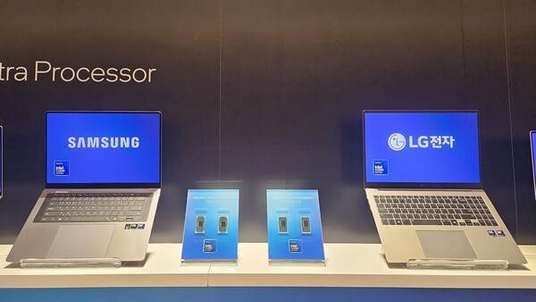 인텔의 최신 프로세서 '팬서 레이크'(가운데)와 팬서 레이크가 탑재된 삼성전자·LG전자의 노트북. [출처=진운용 기자]