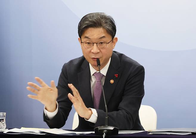 이억원 금융위원장이 28일 서울 종로구 정부서울청사에서 출입기자단 월례 간담회를 하고 있다. /사진=연합뉴스