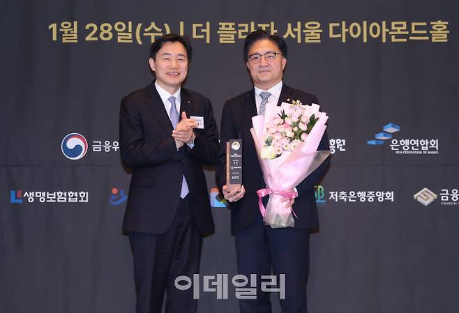 [이데일리 노진환 기자] 2026 이데일리 금융대상 시상식이 28일 서울 중구 더플라자호텔에서 열렸다. 손해보험협회장상을 수상한 한화손해보험 배준성(오른쪽) 상무(상품전략본부장)와 시상자인 이병래 손해보험협회장이 기념촬영을 하고 있다.