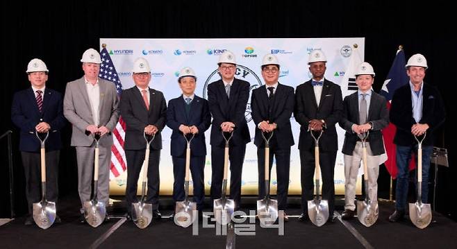 현지시간 27일 미국 태양광 개발 프로젝트 루시 착공식에서 참석자들이 기념촬영을 하고 있다.(사진=현대건설)