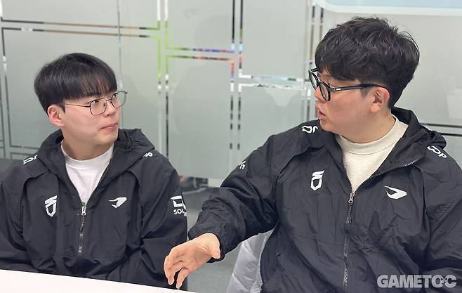 인터뷰 과정에서 기자와 두 선수가 다양한 이야기를 나눴다. (사진= 문원빈 기자)