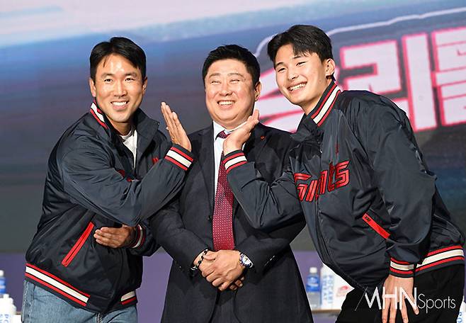 왼쪽부터 순서대로 롯데 자이언츠 전준우, 롯데 자이언츠 김태형 감독, 롯데 자이언츠 윤동희