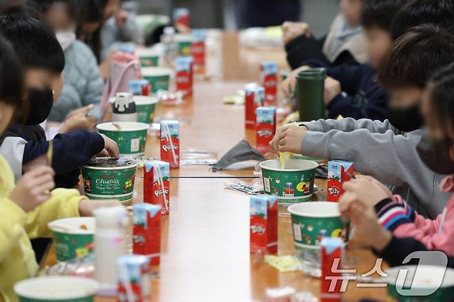 한 초등학교 급식실에서 학생들이 대체식으로 점심 식사를 하고 있다. /뉴스1 ⓒ News1 공정식 기자