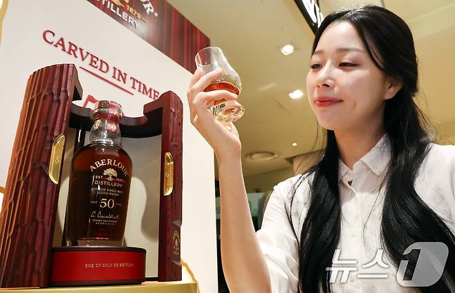28일 서울 중구 롯데백화점 본점 식품관에서 모델이 설 명절을 맞이해 전세계 단 20병 한정 생산된 '아벨라워 50년산'을 단독으로 선보이고 있다. 아벨라워 50년산의 가격은 1억1천5백만원으로 국내에서는 단 1병만 판매된다. 2026.1.28/뉴스1 ⓒ News1 최지환 기자