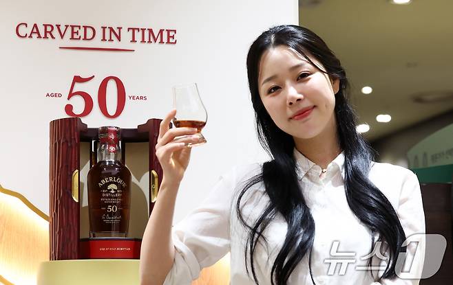 28일 서울 중구 롯데백화점 본점 식품관에서 모델이 설 명절을 맞이해 전세계 단 20병 한정 생산된 '아벨라워 50년산'을 단독으로 선보이고 있다.  2026.1.28/뉴스1 ⓒ News1 최지환 기자
