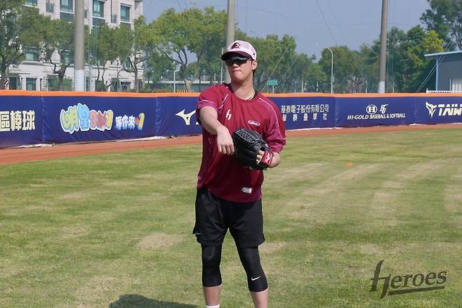 키움 안우진이 캐치볼 훈련을 소화하고 있다. 사진 | 키움 히어로즈