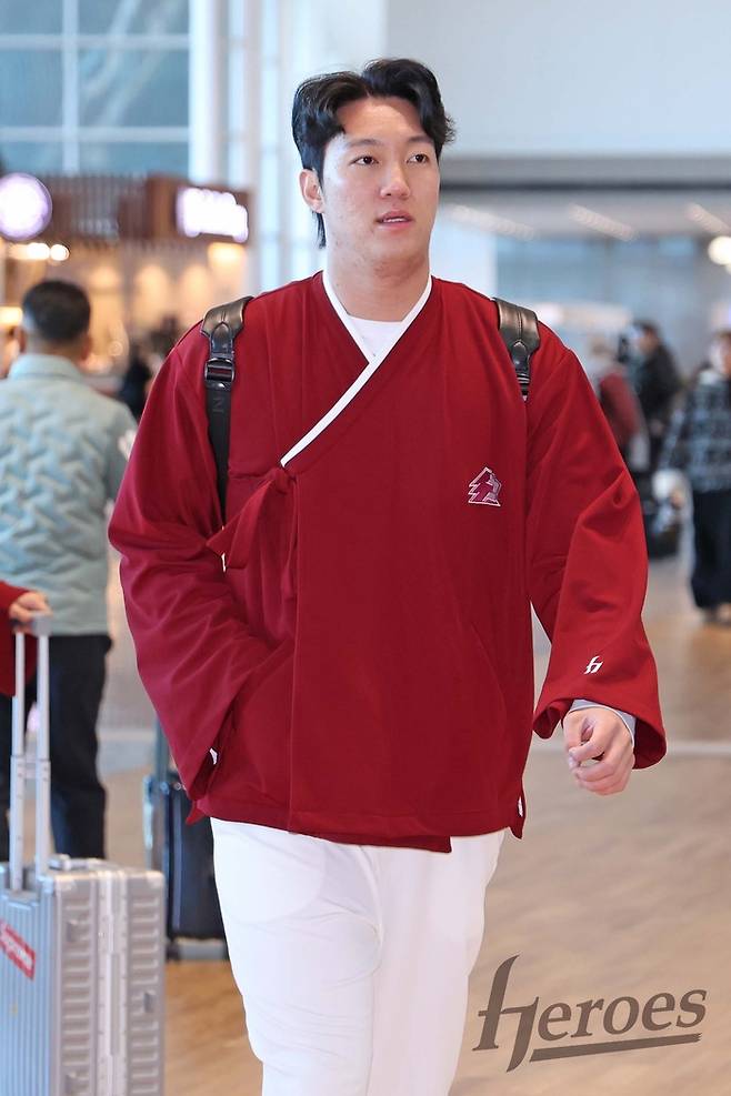 키움 안우진이 22일 인천국제공항 제2터미널을 통해 1차 스프링캠프가 열리는 대만 가오슝으로 출국하고 있다. 사진 | 키움 히어로즈