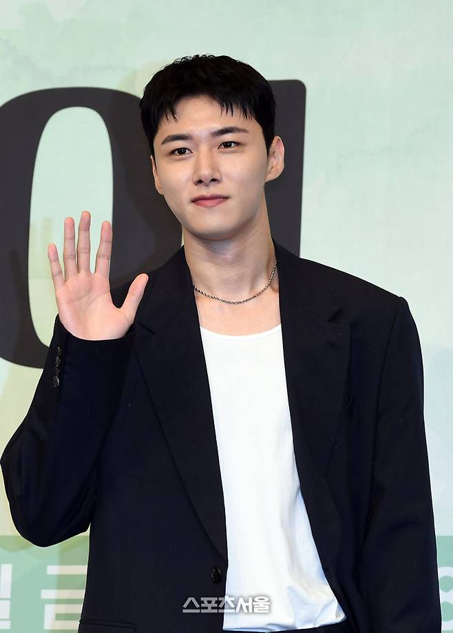 배우 서지훈이 지난해 9월 서울 구로구 더링크서울 트리뷰트 포트폴리오 호텔에서 진행된 JTBC 금요시리즈 ‘마이 유스 ’제작발표회에서 취재진을 향해 포즈를 취하고 있다. 사진 | 박진업 기자