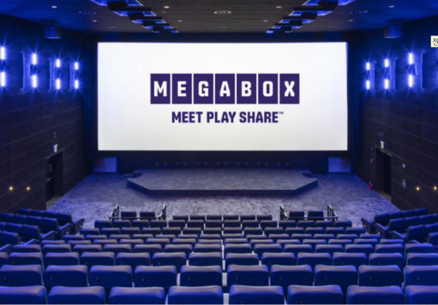 롯데시네마와 메가박스의 합병이 속도를 내기 시작하면서 국내 멀티플렉스는 CGV와 양강 체제로 재편될 전망이다. 다만 극장 산업 자체가 어려워진 만큼 합병 법인은 비효율 점포를 정리하는 수익성 개선에 힘을 줄 것으로 보인다. /메가박스중앙