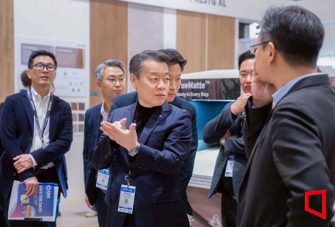 노진서 LX하우시스 사장이 미국 라스베이거스에서 열린 'ties 2026'에 참가한 LX하우시스 부스를 살펴보고 있다. LX하우시스