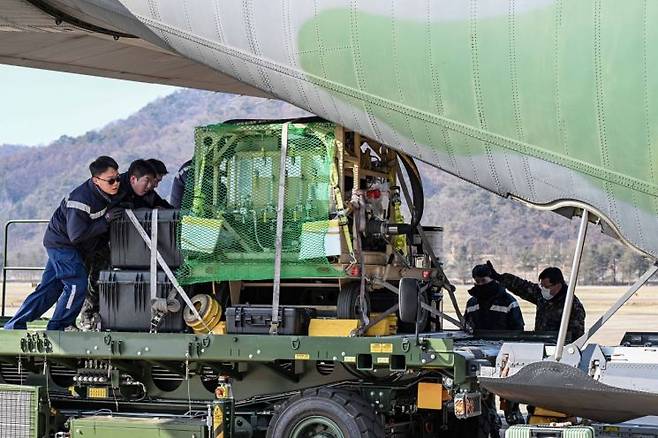 공군 특수비행팀 블랙이글스가 28일 오전, 사우디에서 열리는 국제 방위산업 전시회(WDS)에 참가하기 위해 원주기지를 출발했다. (사진제공=공군)