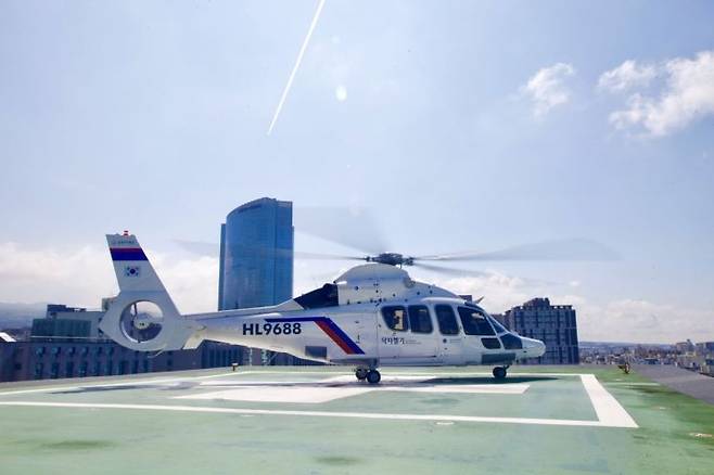 제주한라병원 권역외상센터 헬기장에서 의료진이 닥터헬기로 이송된 응급 환자를 신속히 옮기고 있다. 한라병원은 수익성이 낮은 외상센터를 민간 병원의 '교차 보조' 경영 전략으로 묵묵히 운영하며, 제주의 예방 가능 외상 사망률을 34%(2011년)에서 2.11%(2023년)라는 기적적인 수치로 낮추는 데 성공했다. 이는 '간판'이 아닌 '시스템'이 생명을 살린다는 것을 증명한 사례다. 제주한라병원 제공.