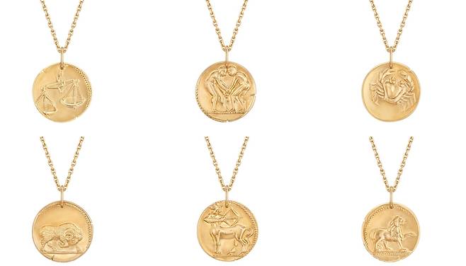 12개의 옐로우 골드 메달은 각 별자리가 지닌 신화적 상징과 미학적 요소를 예술적으로 투영한다.